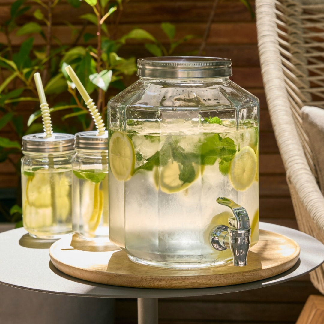 GLASS drikkeglass med lokk og sugerør og VANN beholder med kran