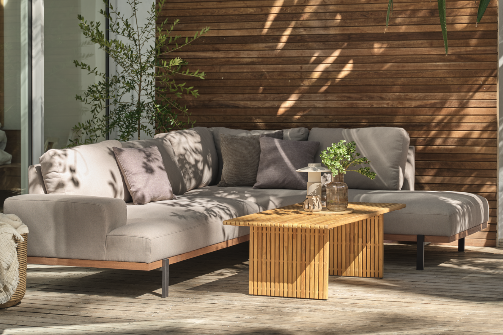 ELLEKILDE loungesofa og LOFSDALEN loungebord