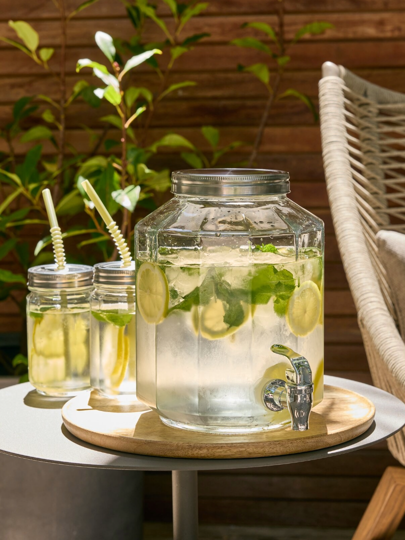 GLASS drikkeglass med lokk og sugerør og VANN beholder med kran