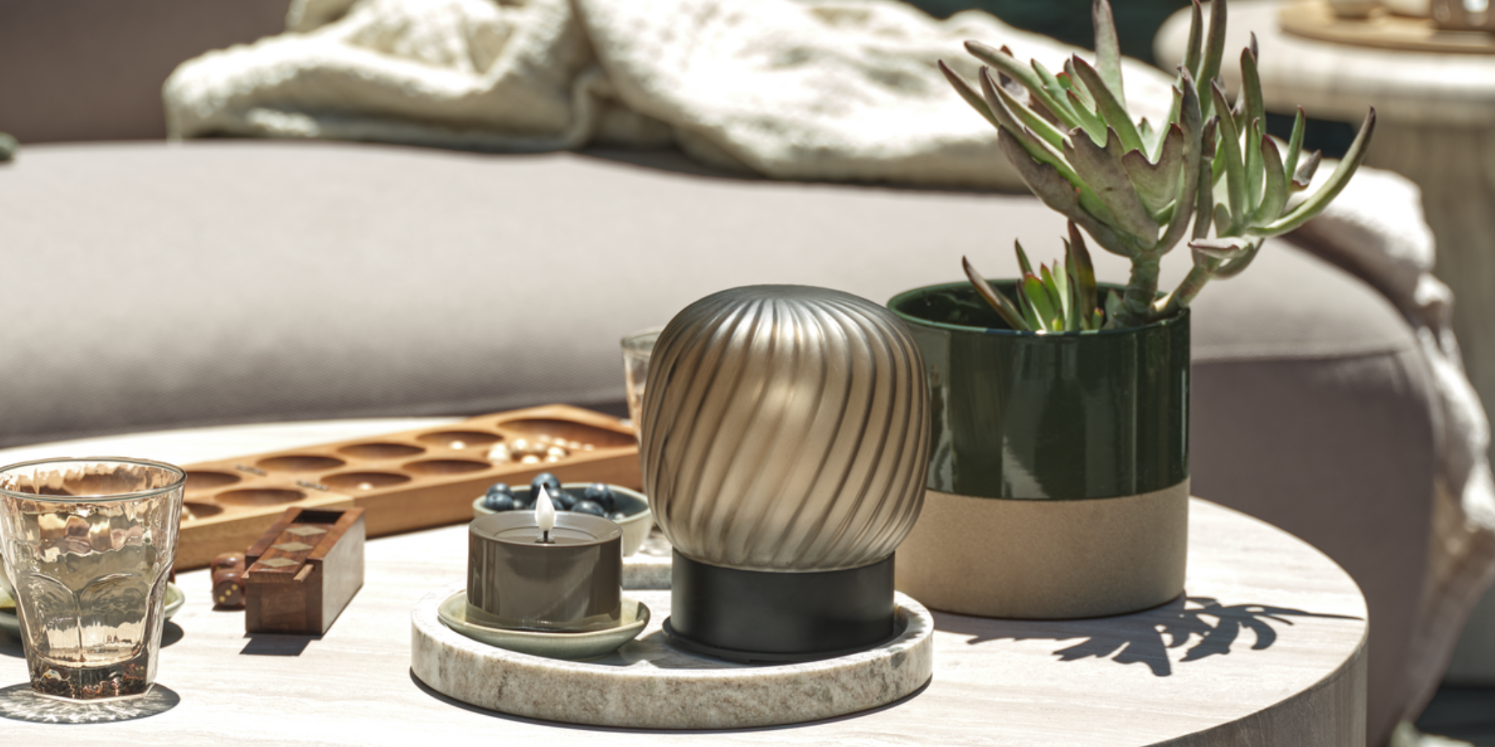 MEJSE batterilampe, KRAGE blomsterpotte og andre dekorelementer