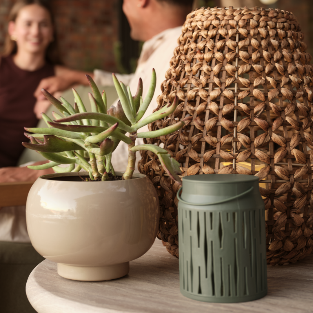 LOM blomsterpotte, SVAN batterilampe og ROVTERNE lyslykt