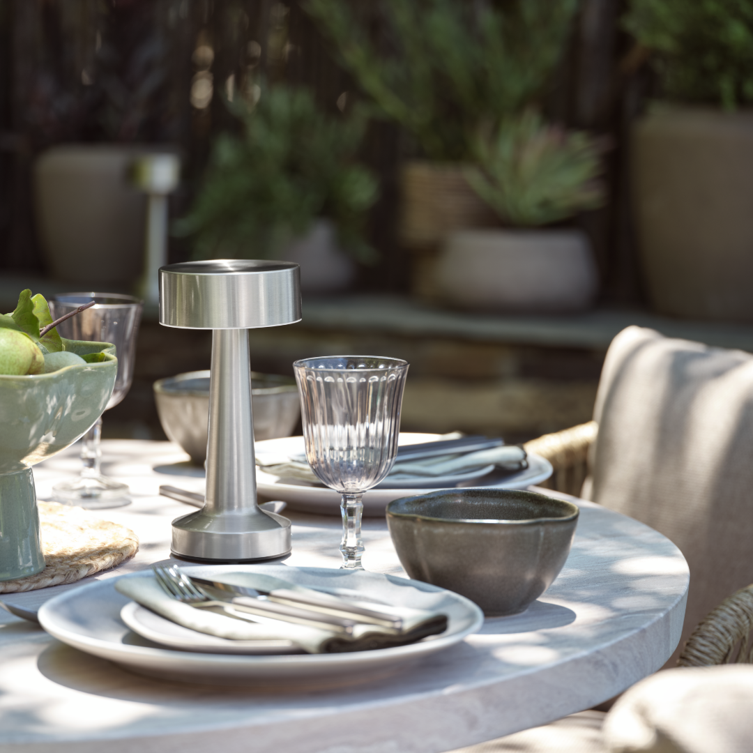 Borddekking med MUSVIT batterilampe, ELIAS tallerken og FRIDOLIN glass