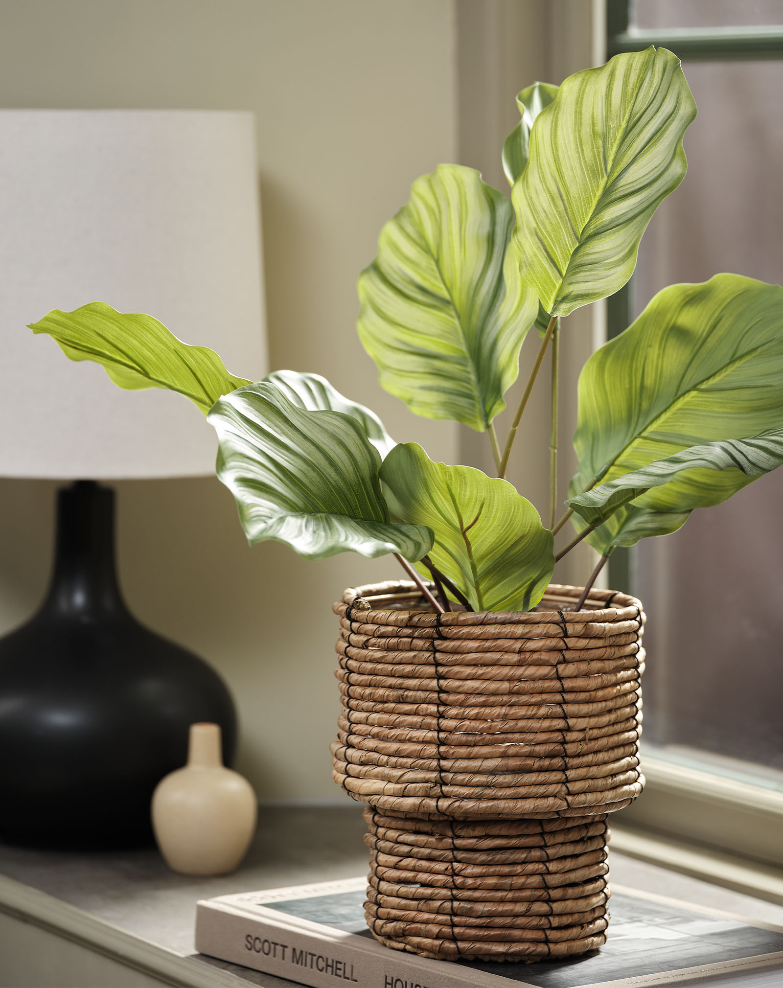 ROLF kunstig calathea Kunstig calathea plante i en flettet blomsterpotte