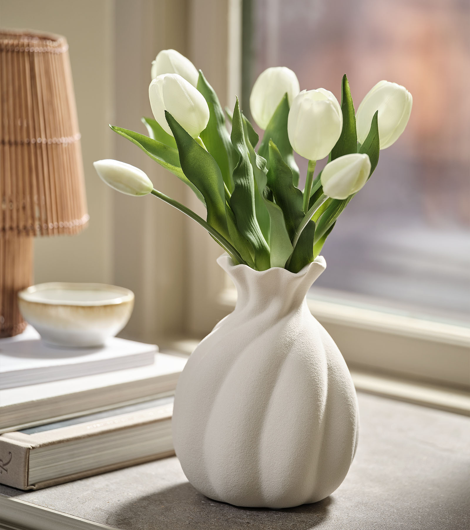 MIKKI kunstig bukett med hvite tulipaner Kunstig bukett med hvite tulipaner i en hvit vase