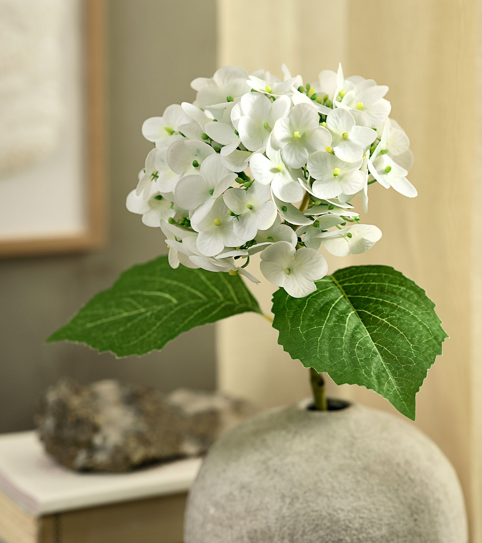 HUBERT kunstig hvit hortensia Kunstig hvit hortensia med grønne blader i en rustikk vase