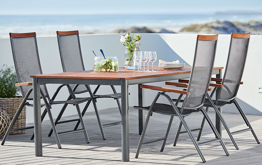 YTTRUP hagebord og LARVIK lenestoler Hagemøbler i metall of hardtre på en terrasse