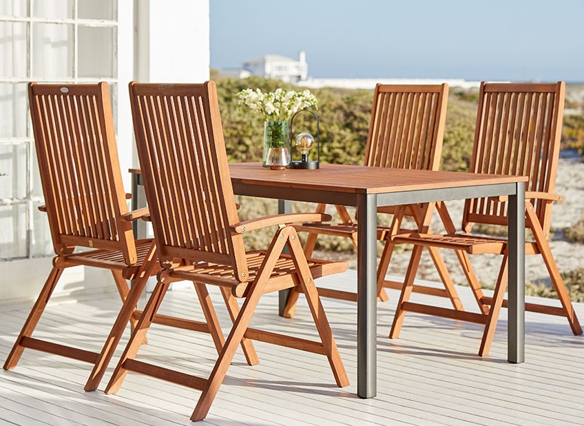 YTTRUP hagebord og KAMSTRUP hagestoler Hagemøbler i tre på en terrasse ved havet