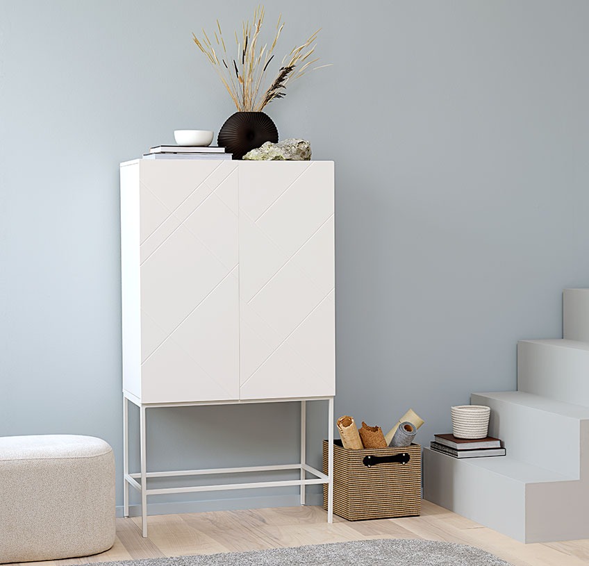 LADBY vitrineskap og OREBO puff Hvitt vitrineskap med sort vase og annen dekor