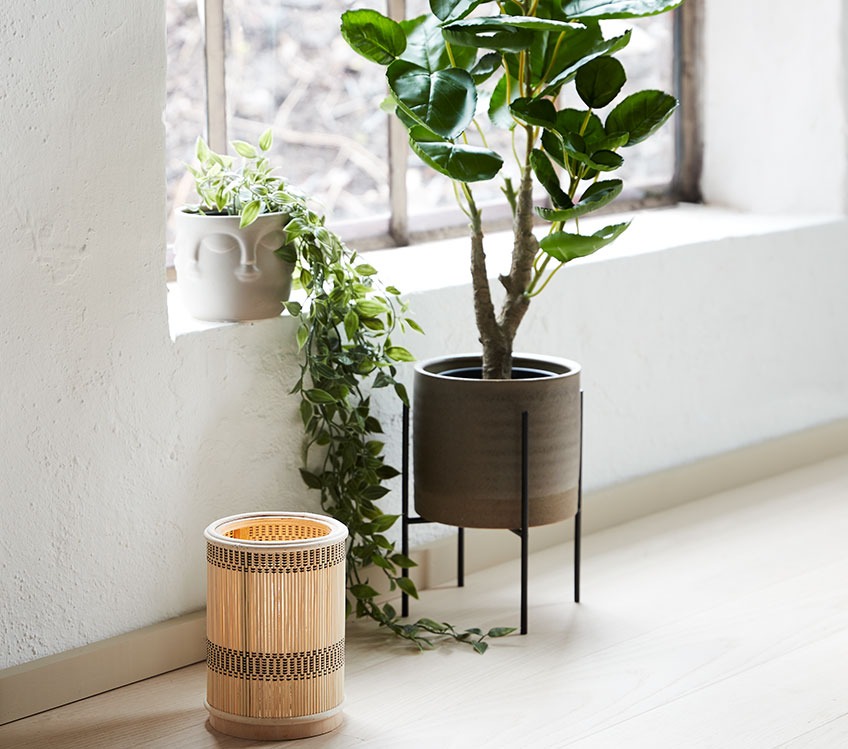 ABBAS hvit potte med OLIVER-plante, MINGUS batterilampe og MANDRUP blomsterpotte med ARVID kunstig plante Potter med kunstige planter og batterilampe ved et vindu