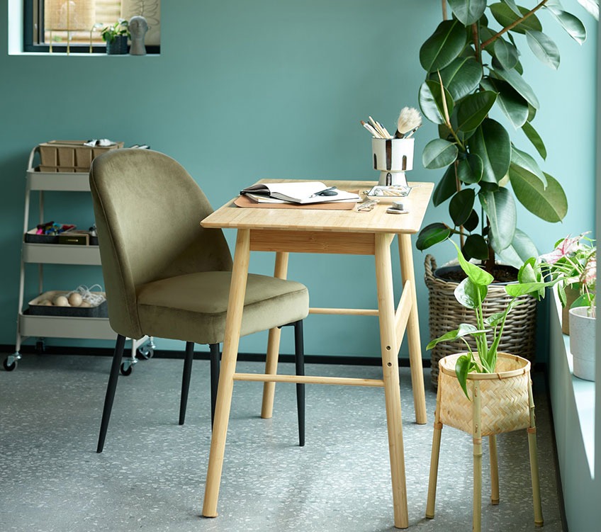 Olivengrønn stol ved et skrivebord i bambus