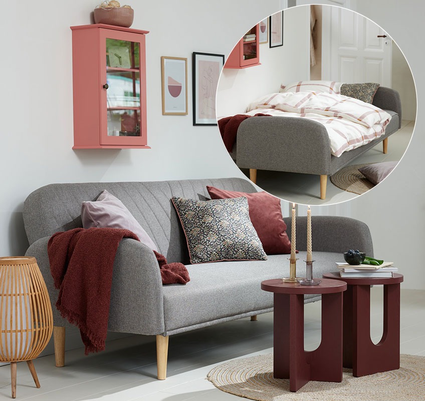 LOOK IN veggskap, PARADIS sovesofa og ARCH sidebord Matt pudder-rosa veggskap, grå sovesofa og burgunder hjørnebord