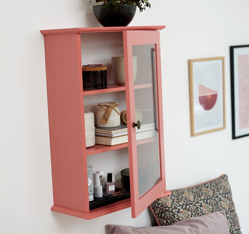 Pudder-rosa veggskap med glassdør
