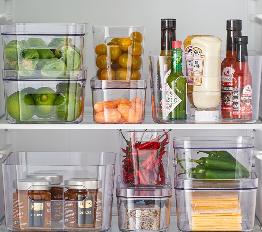 Gjennomsiktige plastbokser i kjøleskapet