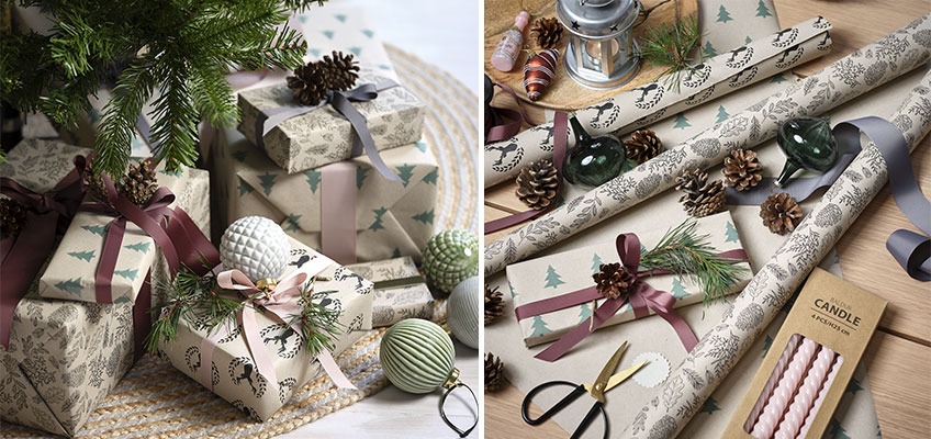 Julegaver under treet med pent gavepapir og bånd 