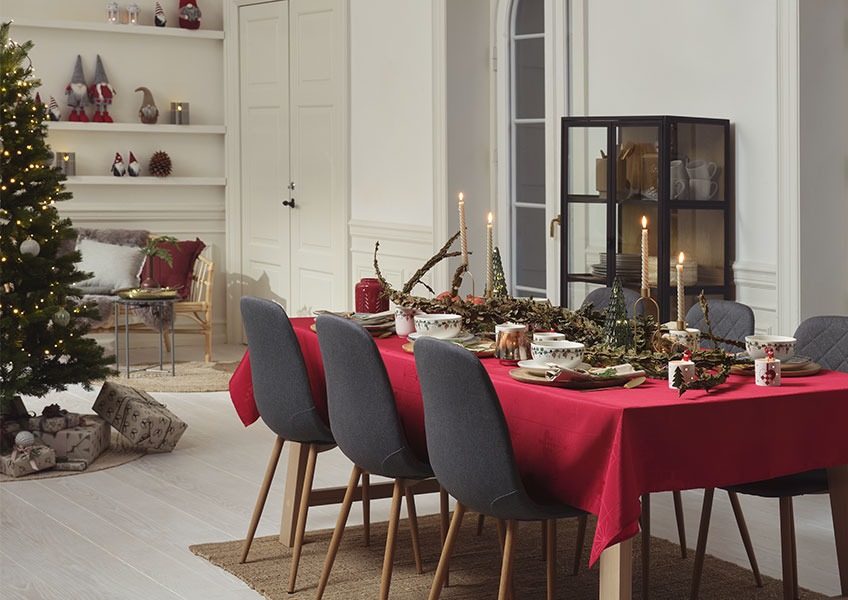 GULDSTEN duk og dekorasjoner fra vår 2021 Julekolleksjon Spisebord pyntet til jul og juletre med gaver