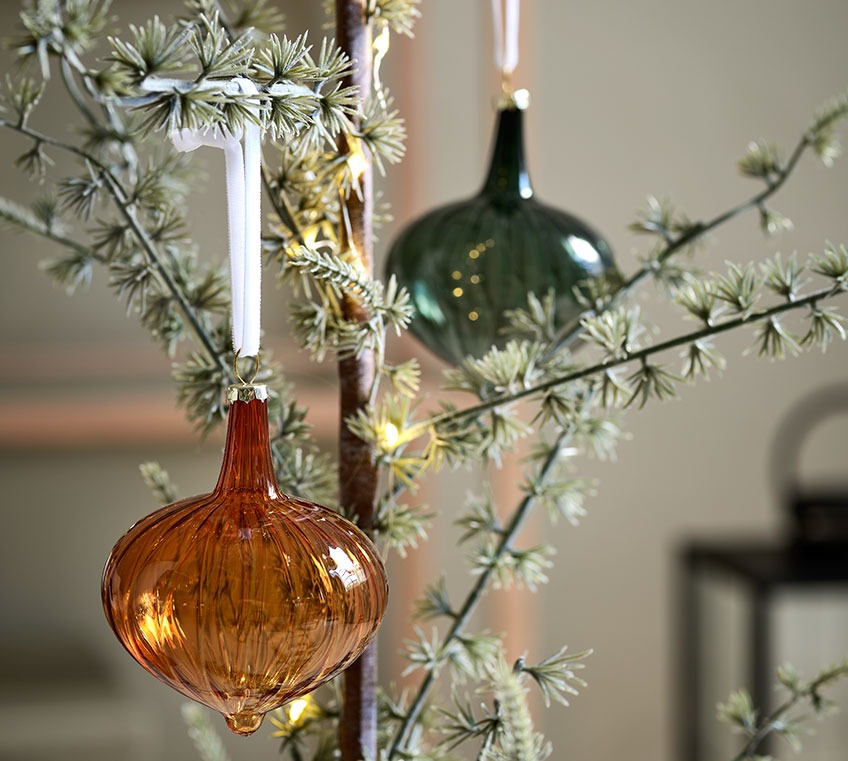 Gul og grønn SKADI julekule i resirkulert glass og MODI kunstig juletre Glasskuler på et slankt juletre