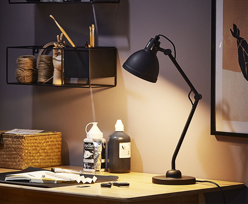 Svart bordlampe på en kontorpult