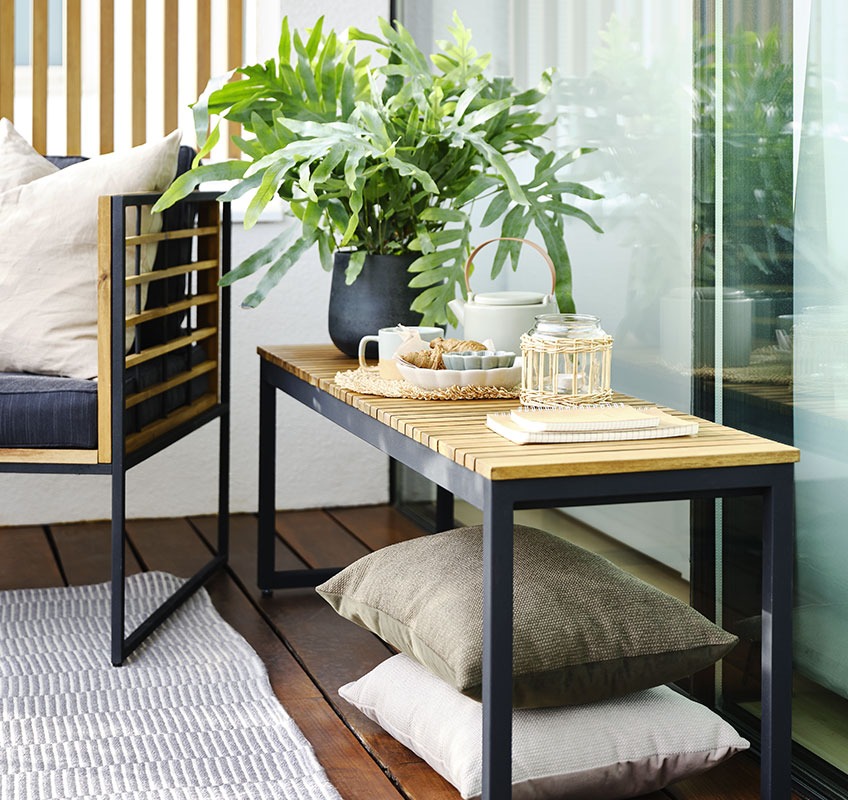 Balkong dekorert med loungestol og hagebenk 