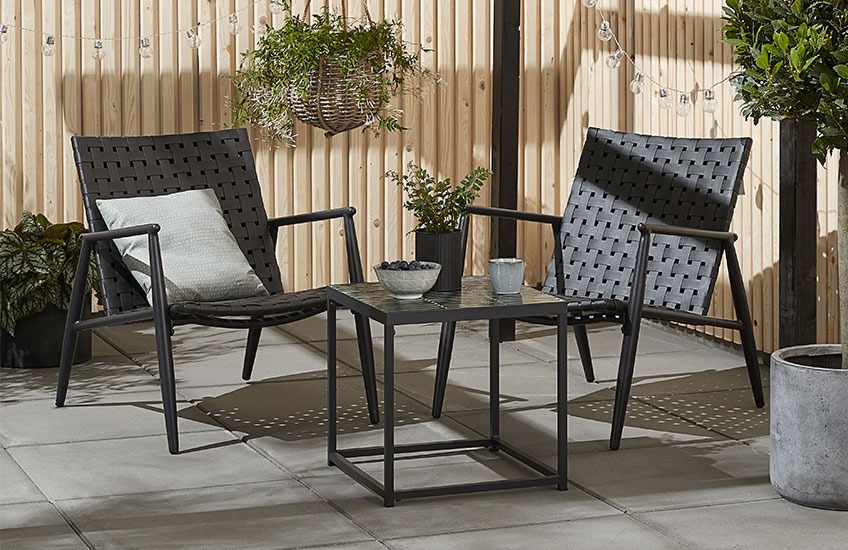 Loungesett med UDSTRUP bord og EDDERUP loungestoler Svart loungesett med et lite bord og to stoler