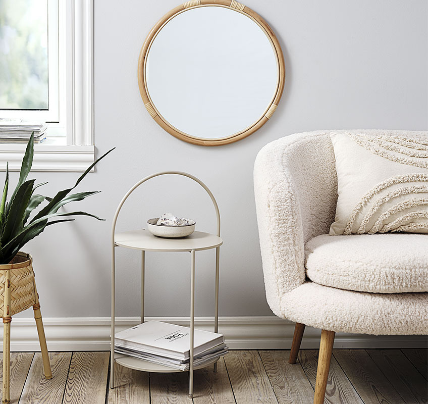 HALBY endebord og REFLECT speil Rundsidebord i lys beige og rundt speil i rattan