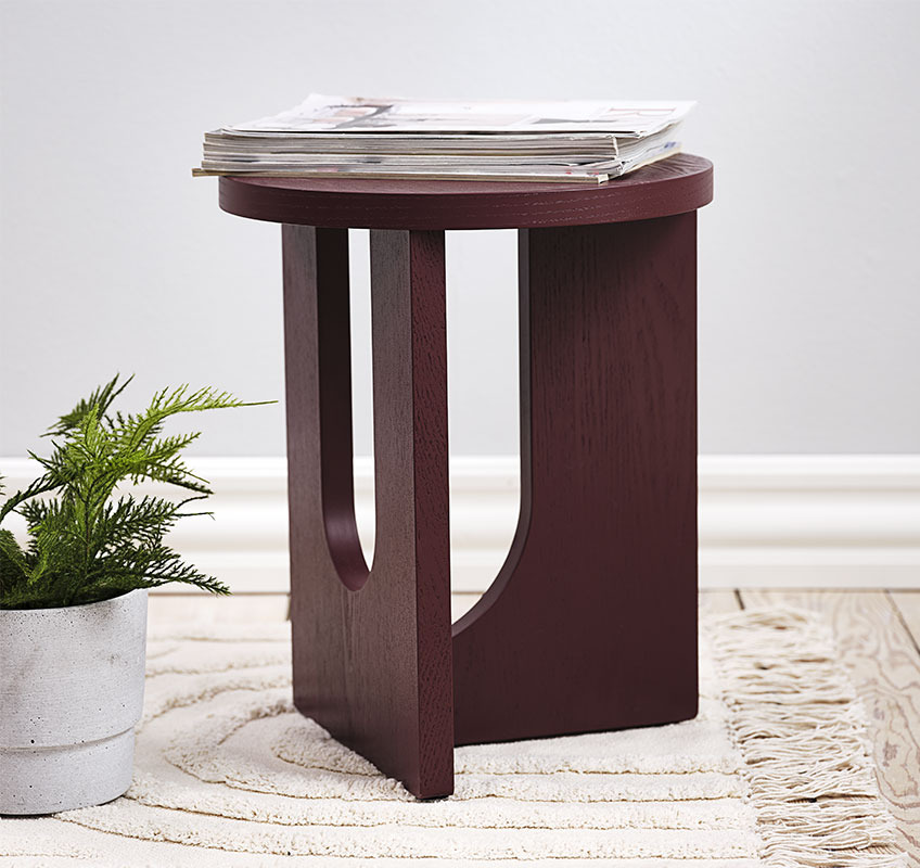 ARCH sidebord med skulpturelle utskjæringer Burgunder farget sidebord med runde skulpturelle utskjæringer