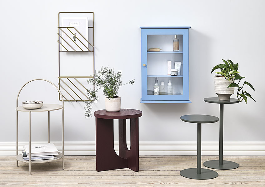 ARCH sidebord, STAND IN blomsterbord, MALLING veggskap, HALBY sidebord, og MAGSTRUP magasinholder Sidebord, blomsterbord, blått veggskap og magasinholder i gull vist sammen