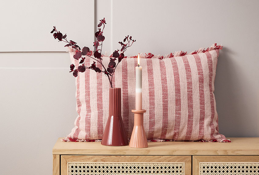 DAGFIOL pute, EGMUND vase og THRISTAN lysestake Pute, vase og lysestake på en skjenk