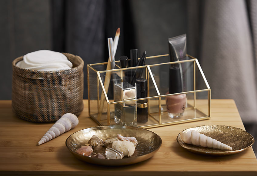 VIKEN makeupholder, MATFORS kurv, EDSELE pyntebrett og VAD makeup pads Kurv med sminke pads, sminkeholder i glass med gullfargede detaljer og gullfarget pyntebrett
