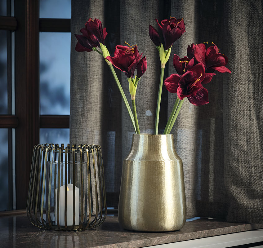 FENJA lanterne, HJERTE kunstige amaryllis og MALIAS gullfarget vase Kunstige amarylliser i en gullfarget vase