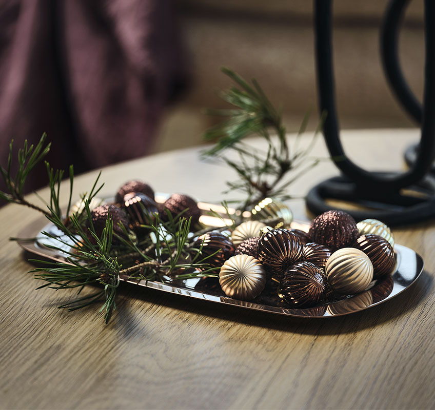 Et pyntefat med furu kvist, og dekorative julekuler