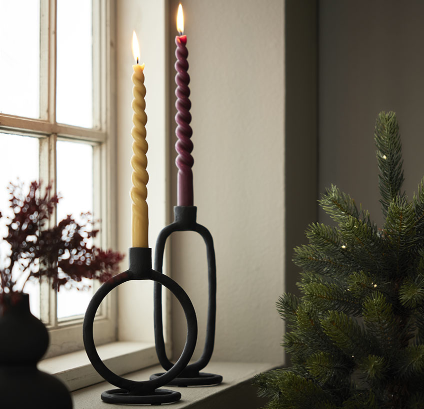 ADVENT stearinlys i ELDARIT lysestaker Vinduskarm med tvistede stearinlys i svarte lysestaker