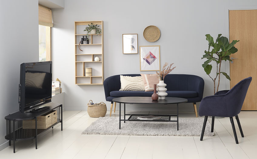 Stue med svart TV-benk, sofa, salongbord og lenestol 