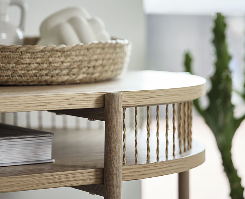 Spilene mellom bordplaten og hylle er laget av papir. Den tvistede finishen gir et elegant uttrykk. Detaljbilde av skrivebord med hylle