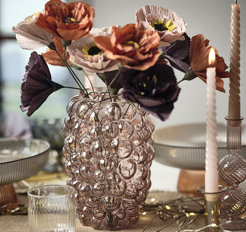 CASPER glassvase i lys rosa med lekre detaljer og PER kunstig valmue En glassvase med boble detaljer kan bli bordets blikkfang