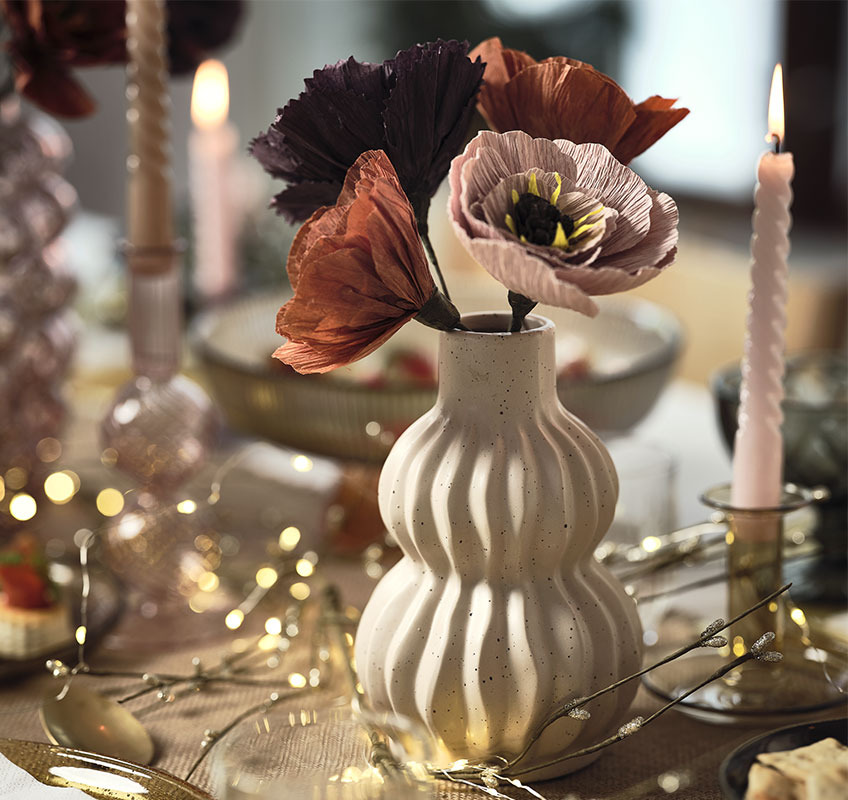 Vase med spennende rille detaljer og kunstige papirblomster