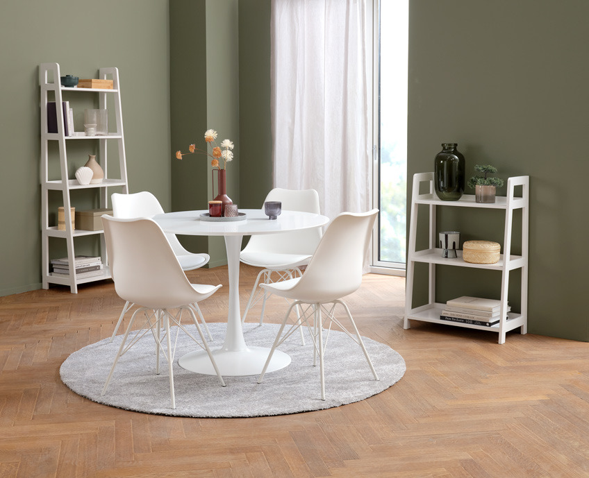 Et rundt bord med fire hvite spisestoler