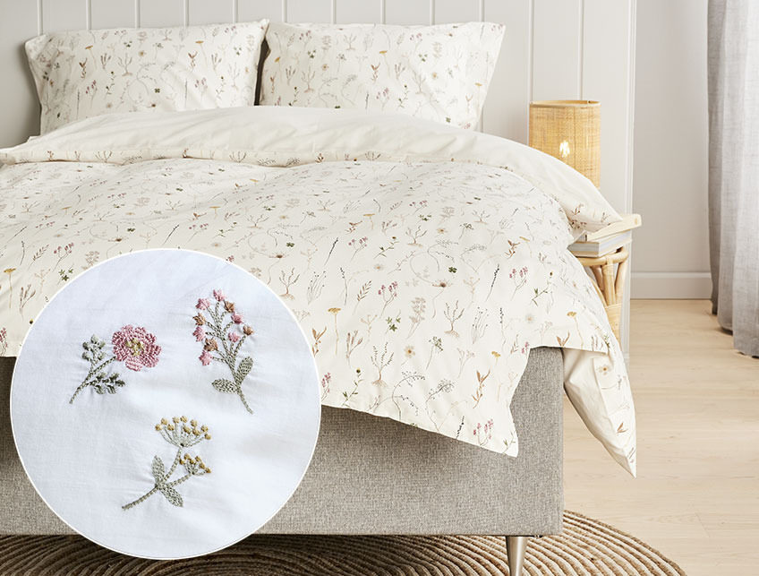 Blomstrete sengetøy i et lyst soverom 