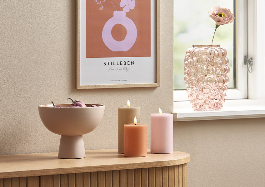 CHRIS skål på en skjenk med TERKEL kubbelys og CASPER glassvase i vinduskarmen En skål på en skjenk med kubbelys i pasteller og en glassvase i vinduskarmen
