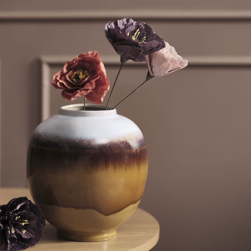 MADS vase med PER kunstige blomster i forskjellige farger Flerfarget vase på et bord med kunstige blomster i rødt, lilla og rosa