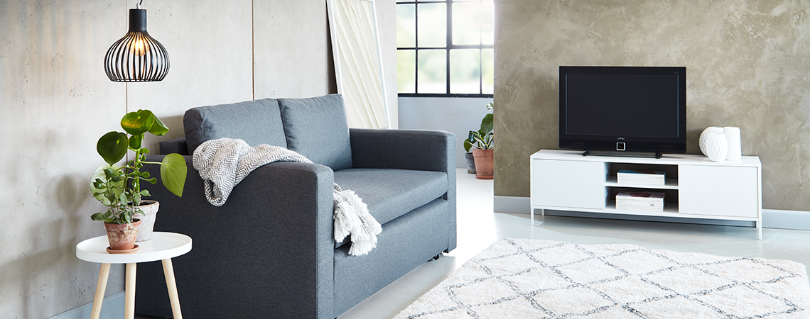 Hvit tv-benk og sofa