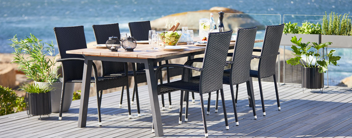PADHOLM bord og GUDHJEM stoler på en terrasse ved sjøen