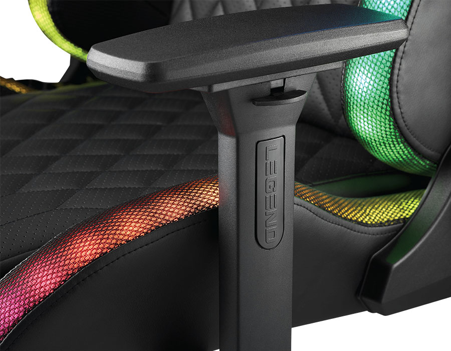 Nærbilde av armlenet på svart gamingstol med LED-lys