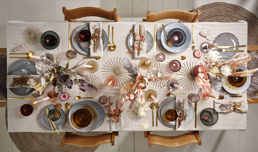 Bordet er dekket for nyttårsaften i skandinavisk stil