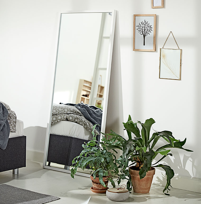 OBSTRUP spejl med hvid kant i soveværelse