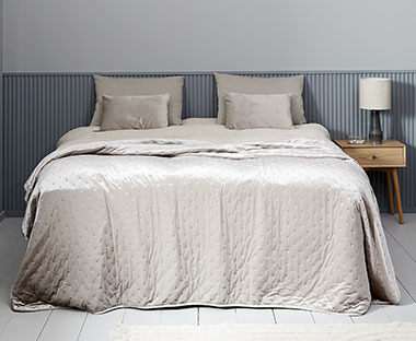Mykt og glatt sengeteppe med elegant mønster