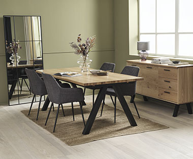 Spisebord med sorte ben og 4 stk spisestoler med gråsvart tekstiltrekk