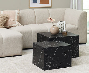 To firkantede sorte sofabord i marmorinspirert utførelse