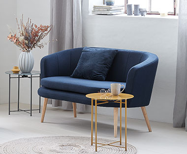 Stilren og minimalistisk blå sofa 