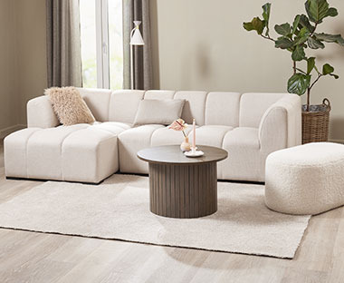 Offwhite sofa med karakteristisk myke linjer i designet